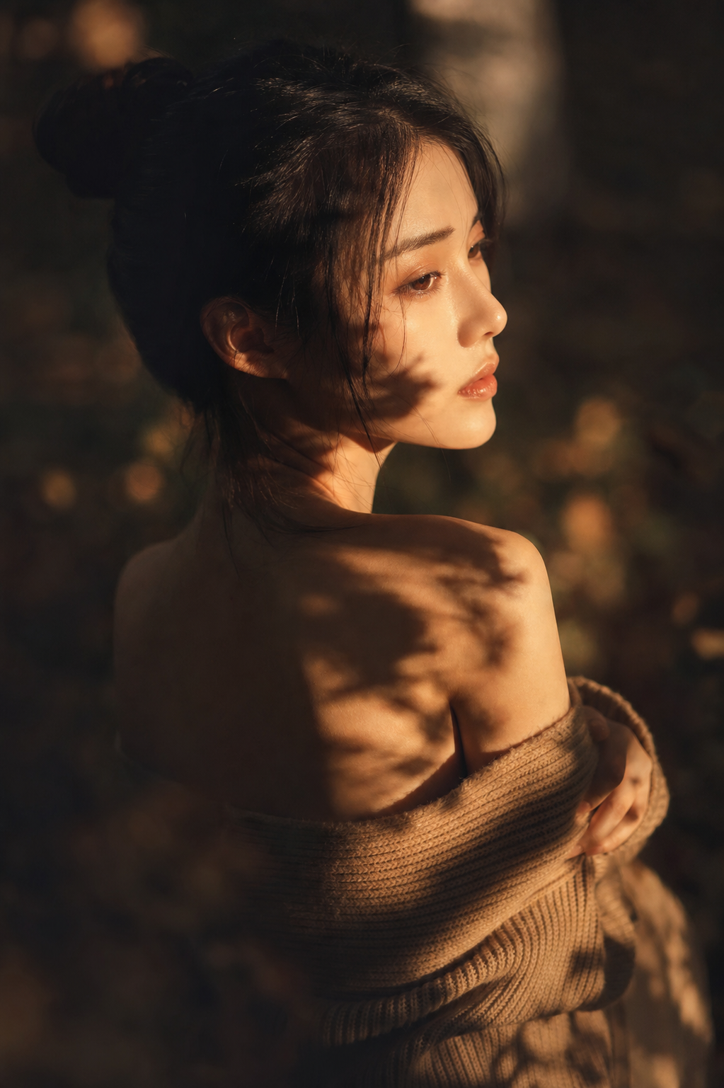 这条 prompt 详细描述了一个富有情感和艺术感的女性肖像场景,适合用于需要传达细腻情感和高级质感的中文营销场景,例如高端化妆品、时尚杂志封面或者电影宣传海报等。
