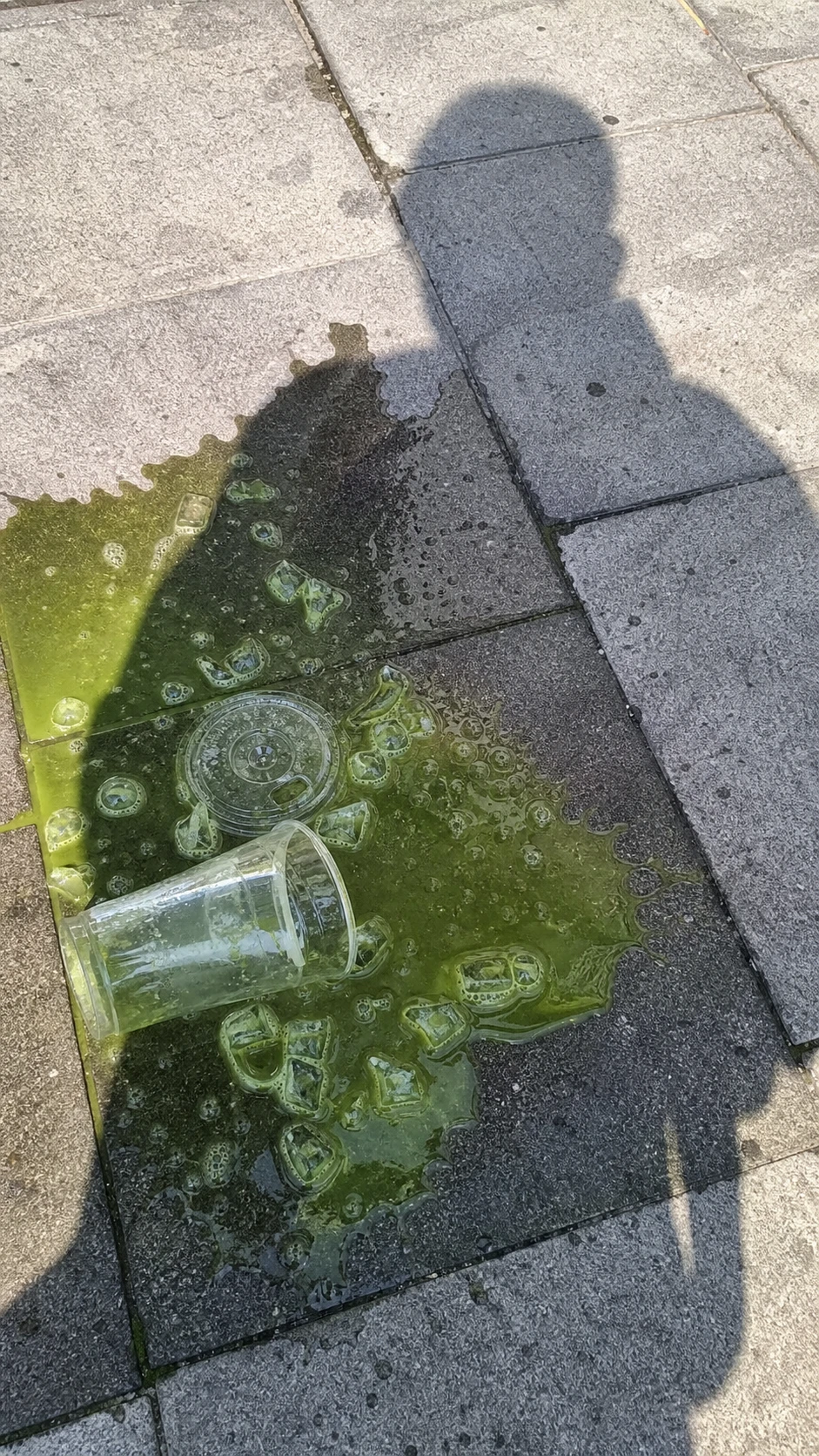 这条 prompt 描述了一个非常具体的、真实的城市生活场景,适合用于社交媒体或广告宣传中的日常街拍风格,能够引起观众的情感共鸣和代入感。